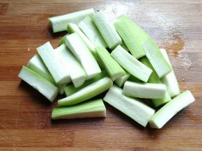 丝瓜一条洗净去皮，然后切成均匀的小条