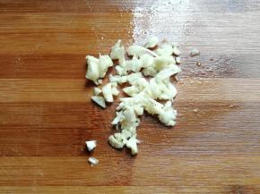 蒜切碎备用