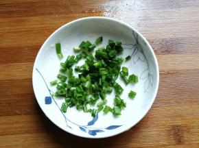 葱切碎备用