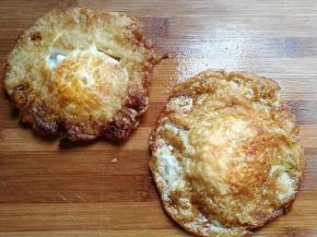 依次煎好两颗荷包蛋