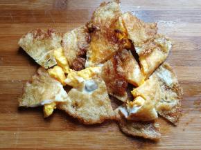 然后把荷包蛋切成合适的小块