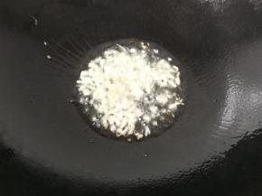 锅中再入少许油，放入蒜末煸香