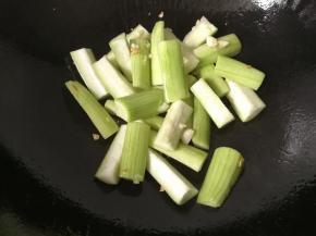 再倒入丝瓜条，翻炒几下