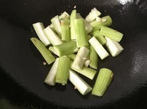再倒入丝瓜条，翻炒几下