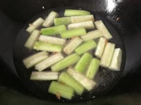 然后加入适量的清水，盖上锅盖烧开