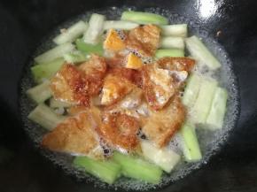 水开后下入切好的荷包蛋，调入少许盐开中火烧煮