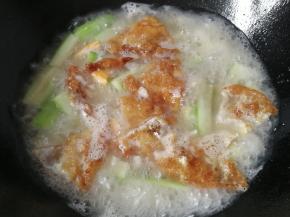 煮至汤汁呈奶白色时，再调入适量胡椒粉和鸡精即可起锅。