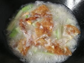 煮至汤汁呈奶白色时，再调入适量胡椒粉和鸡精即可起锅。
