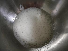 蛋清加几滴白醋打至粗泡。