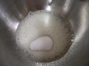 加入20克细砂糖。