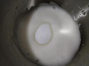 打至细腻泡沫再加入30克细砂糖。
