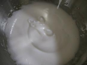 打至出现纹路，加入第三次细砂糖。
