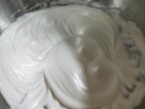 打至硬性发泡，轻轻提起打蛋器有小尖角即可。