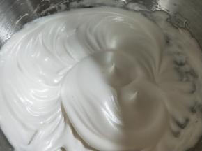 打至硬性发泡，轻轻提起打蛋器有小尖角即可。