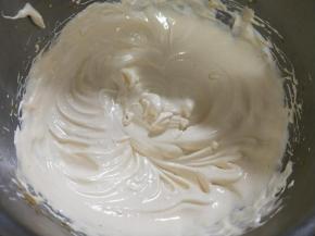 边缘的蛋白霜也要混合均匀。