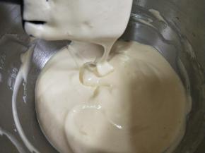 拌匀的面糊呈飘带状。