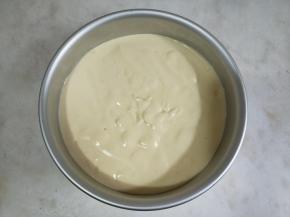 将面糊倒入6寸模具。