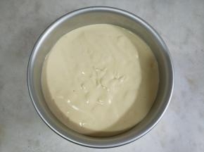 将面糊倒入6寸模具。