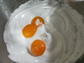 加入蛋黄低速搅打均匀。