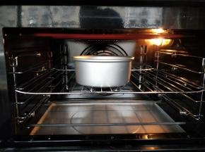入预热好的烤箱160度中层烤35分钟，上面架个烤盘放锡纸，防止上色过深。