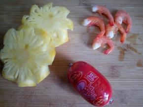 准备好菠萝两片，鲜虾五个，孜然火腿一个。