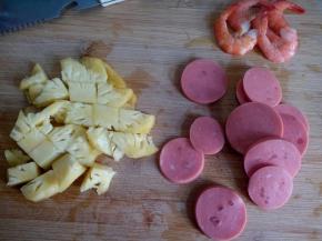 菠萝切小块，孜然火腿切片。