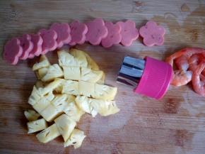 菠萝用淡盐水浸泡十分钟，火腿用模具压出小花。