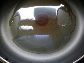 锅烧热后，下入15克花生油。