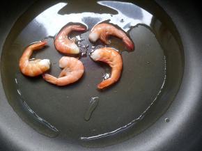 将鲜虾煸炒至五分熟。