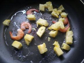 放入用盐水浸泡的菠萝。