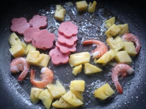 放入孜然火腿，翻炒均匀。