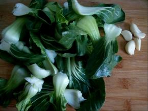 青菜洗净，控干水份，准备五个蒜瓣。