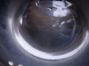 锅内放点冷水。