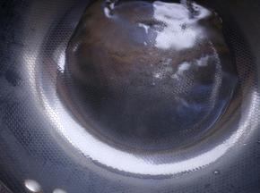锅内放点冷水。