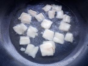 将切好的猪油一起放入。