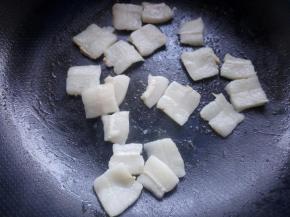 待锅里的水分蒸发干。