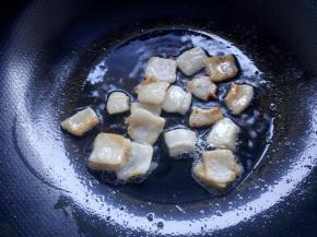 转小火，将猪油煎成猪油渣。