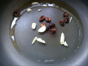 把蒜瓣和香菇煸炒出香味。