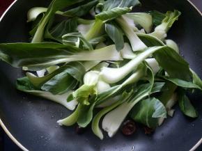 把青菜倒入锅中，翻炒均匀。