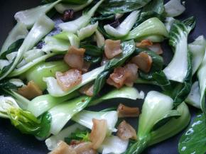 放入猪油渣，翻炒均匀。