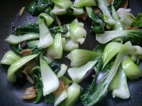 放少许盐，翻炒均匀关火。