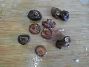香菇提前一小时泡发。