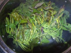 锅里水烧开，放香椿焯水，叶子变绿就可以了。