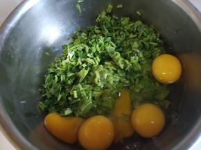 鸡蛋打入香椿里