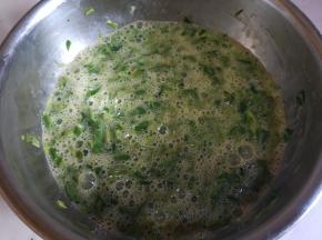 搅匀放料酒和盐。