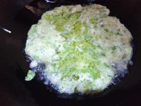 到入搅好的香椿鸡蛋