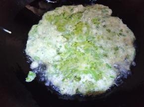 到入搅好的香椿鸡蛋