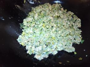 不要立即翻炒，慢慢轻推，鸡蛋凝固就可以了。