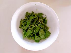 香菜洗干净切碎备用
