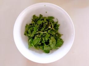 香菜洗干净切碎备用